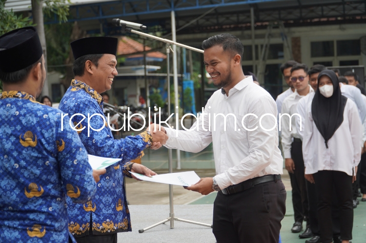 SERAHKAN - Direktur Utama Perumda Delta Tirta Sidoarjo, Dwi Hary Soeryadi menyerahkan Surat Keputusan (SK) kepada 130 tenaga kontrak yang menjadikan mereka karyawan tetap, Jumat (19/01/2024).