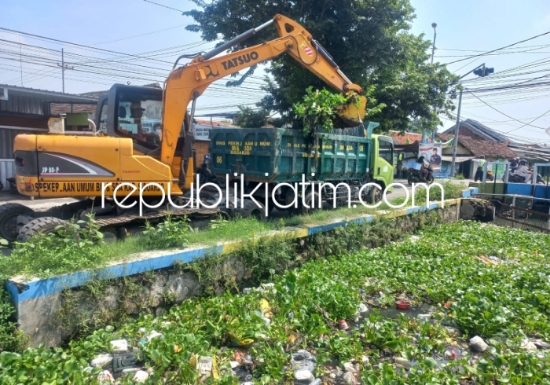 NORMALISASI - Dinas PUBM dan SDA Pemkab Sidoarjo menormalisasi 11 sungai salah satunya saluran sekunder, Desa Jumputrejo, Kecamatan Sukodono, Sidoarjo, Sabtu (20/01/2024).
