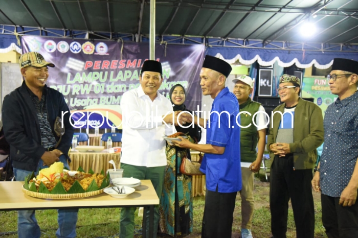 RESMIKAN - Wabup Sidoarjo, Subandi meresmikan lampu lapangan sepakbola, PJU RW 01 sekaligus pembukaan unit Usaha BUMDes Mandiri Sejahtera berupa Kedai Kopi milik Desa Wedoro, Kecamatan Waru, Sidoarjo, Sabu (20/01/2024) malam.