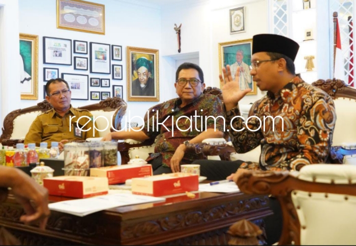 DISKUSI - Bupati Sidoarjo, Ahmad Muhdlor Ali berdiskusi dengan tim dewan juri salah satunya mantan Bupati Sidoarjo, Win Hendrarso di ruang kerja Bupati Sidoarjo, Senin (22/01/2024) kemarin. 