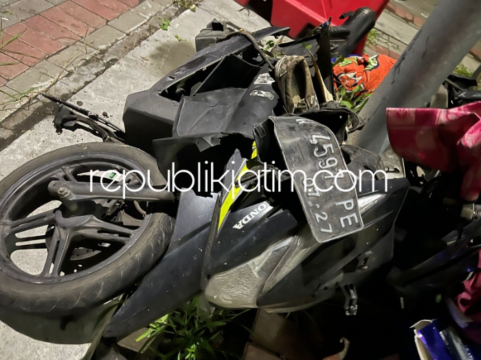 RINGSEK - Petugas mengamankan barang bukti motor dan mobil yang terlibat kecelakaan di JL Raya Lingkar Timur di depan Gudang Buduran Desa Wadungasih, Kecamatan Buduran, Sidoarjo, Selasa (23/01/2024) dini hari. 