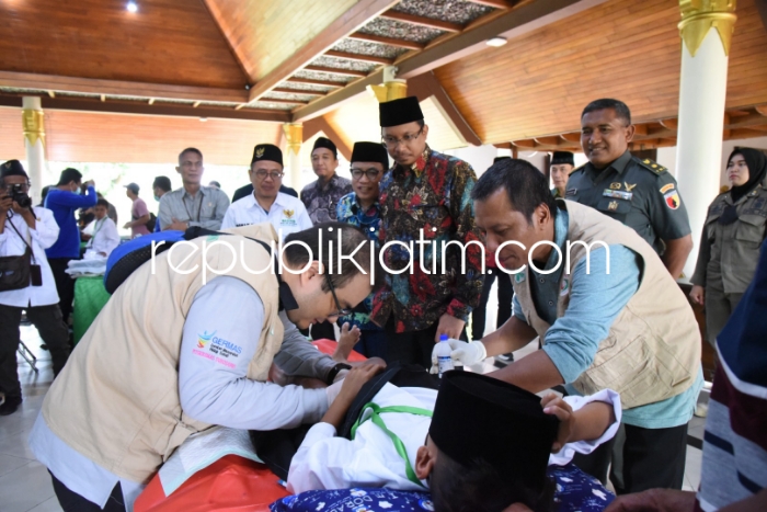 KHITAN - Bupati Sidoarjo Ahmad Muhdlor Ali menyaksikan langsung prosesi khitan massal yang diikuti ratusan pelajar asal Sidoarjo di Pendopo Delta Wibawa, Selasa (23/01/2024). 