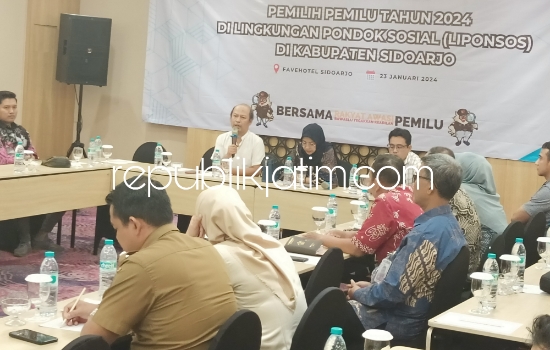 KONSOLIDASI - Ketua Bawaslu Sidoarjo, Agung Nugraha membuka Koordinasi Pemilih Pemilu Tahun 2024 di Lingkungan Pondok Sosial (Liponsos) Sidoarjo bersama sejumlah pemangku kebijakan di Fave Hotel Sidoarjo, Selasa (23/01/2024) sore.