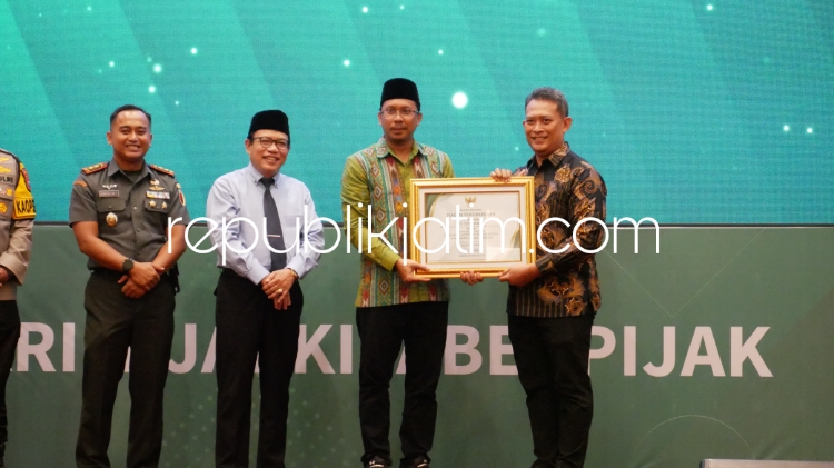 LAUNCHING - Bupati Sidoarjo, Ahmad Muhdlor Ali memberikan penghargaan kepada wajib pajak yang taat membayar pajaknya saat Launching Pajak di Fave Hotel Sidoarjo, Rabi (24/01/2024).