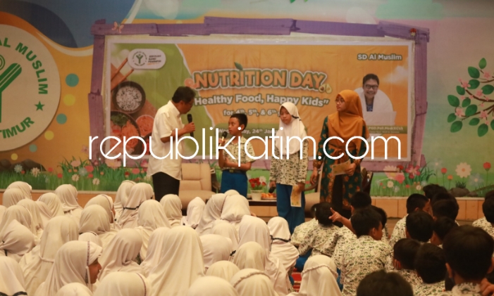 PERINGATAN - Para siswa SD AL Muslim memperingati Hari Gizi Nasional dengan gerakan sarapan sehat dan dengar sosialisasi ahli gizi di aula SD Al Muslim di JL Raya Wadungasri, Kecamatan Waru, Sidoarjo, Rabu (24/01/2024).
