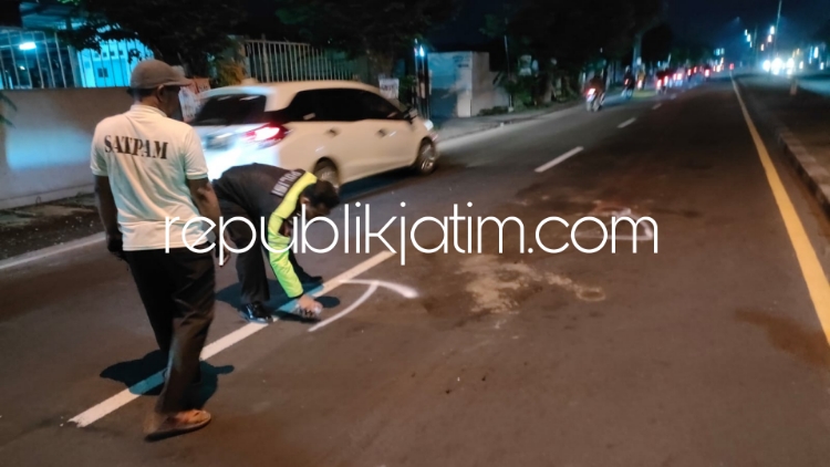 TEWAS - Seseorang pelajar pengendara motor CH (18) warga asal Taman, Sidoarjo tewas usai motornya senggol mobil dan terjatuh hingga terlindas truk tronton di depan Pabrik Ajinomo, Kecamatan Taman, Sidoarjo, Rabu (24/01/2024) malam.