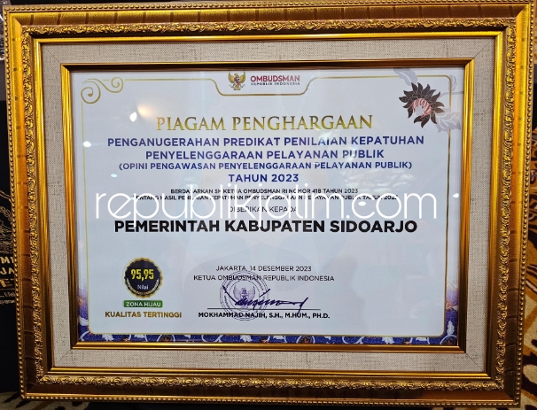 Bupati Sidoarjo, Ahmad Muhdlor Ali menerima penghargaan Pelayanan Publik Sidoarjo Zona Hijau Kualitas Tertinggi, Ombudsman RI Beri Nilai 95,95.