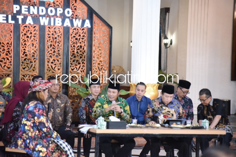 DIALOG - Wabup Sidoarjo Subandi dan Ketua DPRD Sidoarjo Usman menyampaikan program pembangunan yang dilaksanakan Bupati Sidoarjo Ahmad Muhdlor Ali selama 3 tahun terakhir saat Cangkrukan di Pendopo Delta Wibawa, Rabu (24/01/2024) malam. 