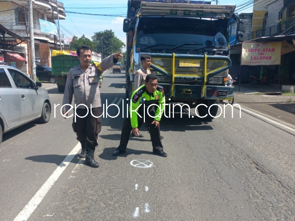 OLAH TKP - Sejumlah petugas Unit Gakkum, Satuan Lantas, Polresta Sidoarjo menggelar olah TKP kecelakaan melibatkan 3 motor di JL Raya Krian - Mojosari, Desa Wonoplintahan, Kecamatan Prambon, Sidoarjo, Kamis (25/01/2024).