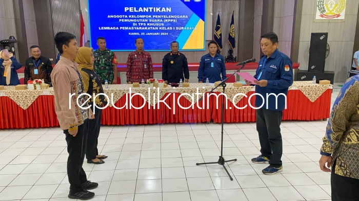 LANTIK - Kalapas Kelas I Surabaya di Porong, Jayanta sendiri baru melantik 42 anggota KPPS yang akan bertugas di Tempat Pemungutan Suara (TPS) Khusus Lapas I Surabaya yang ada di Desa Kebonagung, Kecamatan Porong, Sidoarjo, Kamis (25/01/2024).