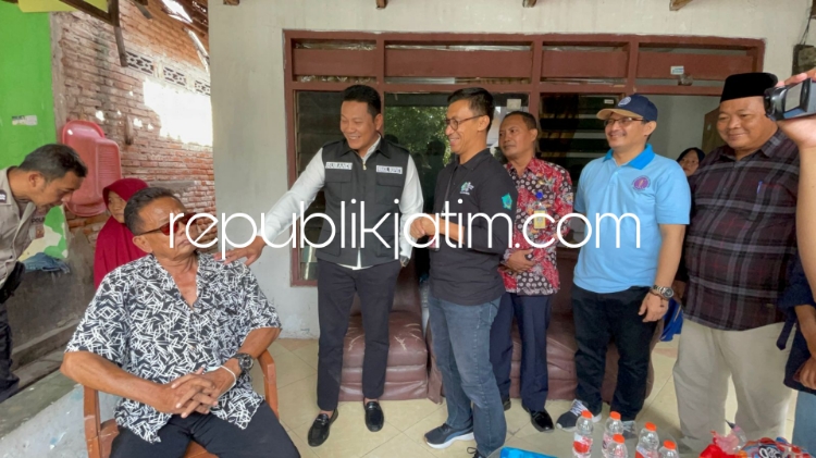 KUNJUNGI - Wabup Sidoarjo (Wabup), Subandi kembali menyambangi warga yang sedang sakit, Sulkan (73) warga Dusun Gabung, Desa Sedati Gede, Kecamatan Sedati, Sidoarjo, Jumat (26/01/2024).