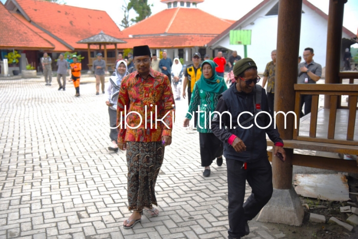 CEK - Bupati Sidoarjo Ahmad Muhdlor Ali didampingi Kepala BPBD Dwijo Prawito, Kepala Dinas PUBM dan SDA Dwi Eko Saptono dan Camat Tanggulangin Sabino Mariano mengecek penyebab banjir lamban surut di SMPN 2 Tanggulangin, Sabtu (27/01/2024) sore.