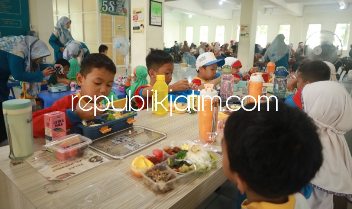 HGN - KB TK Al Muslim memperingati Hari Gizi Nasional (HGN) ke 64 dengan menggelar Nutrition Fest yakni Lomba Penghidangan Sarapan Sehat dan Parenting bertema Makanan Sehat Gizi Seimbang kerjasama dengan FKM Unair Surabaya, Sabtu (27/01/2024).