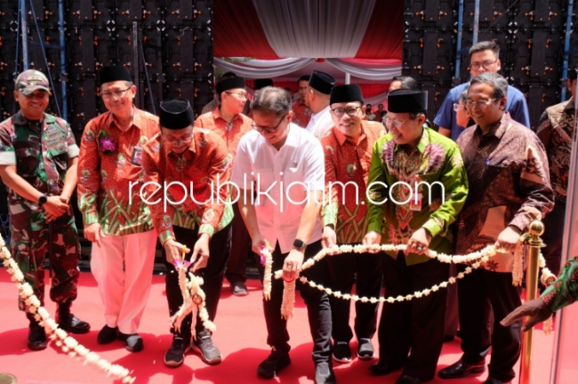 RESMIKAN - Menteri Kesehatan (Menkes) RI, Budi Gunadi Sadikin dan Bupati Sidoarjo, Ahmad Muhdlor Ali meresmikan Gedung Pusat Terpadu dan Gedung Laboratorium RSUD Sidoarjo, Minggu (28/01/2024).