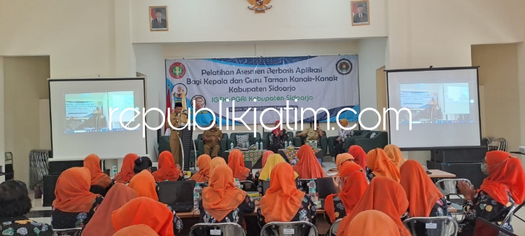 PELATIHAN - Lebih dari seribu Kepala dan Guru Taman Kanak - Kanak (TK) se Kabupaten Sidoarjo meningkatkan kompetensinya masing-masing saat Pelatihan Asesmen Berbasis Aplikasi yang diprakarsai IGTKI PGRI, Kabupaten Sidoarjo, Senin (29/01/2024).