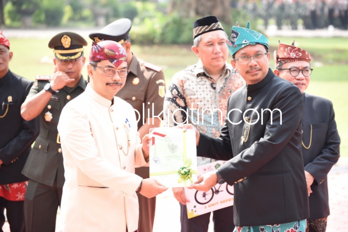 PENGHARGAAN - Bupati Sidoarjo Ahmad Muhdlor Ali memberikan penghargaan kepada sejumlah tokoh masyarakat (tomas) Sidoarjo usai upacara Harjasda ke 165 di Alun - Alun Sidoarjo, Rabu (31/01/2024).