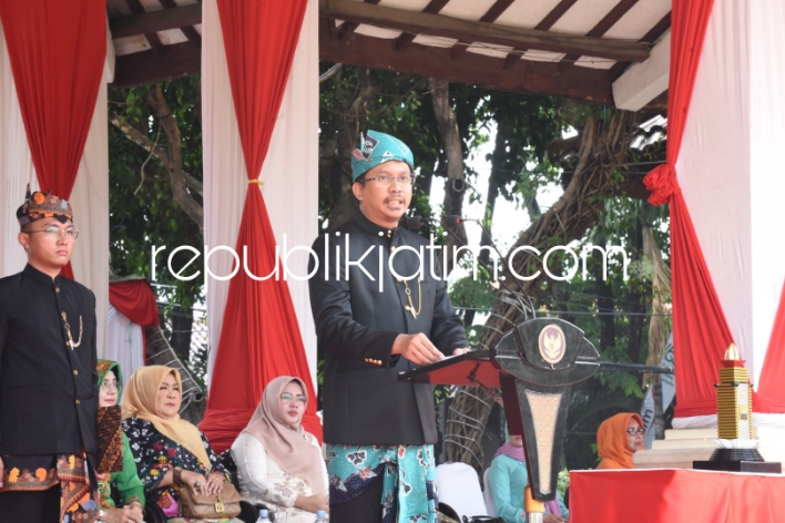 INSPEKTUR UPACARA - Bupati Sidoarjo Ahmad Muhdlor Ali saat memimpin upacara Harjasda ke 165 di Alun-Alun Sidoarjo, Rabu (31/01/2024). 