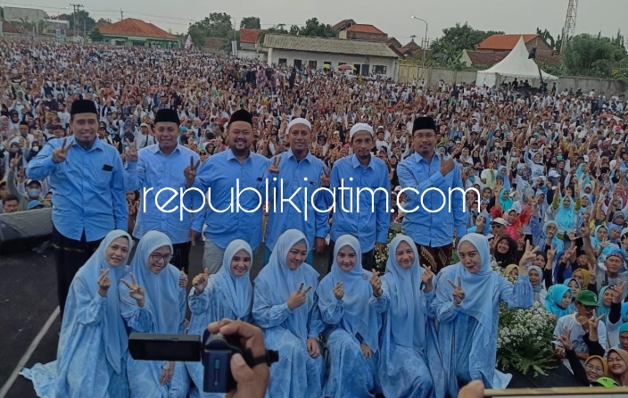 DEKLARASI - Keluarga besar pengasuh Pesantren Modern Bumi Shalawat Desa Lebo, Kecamatan Sidoarjo mendeklarasikan memenangkan pasangan Prabowo - Gibran satu putaran dalam Pemilu 14 Februari 2024 mendatang, Kamis (01/02/2024) petang.