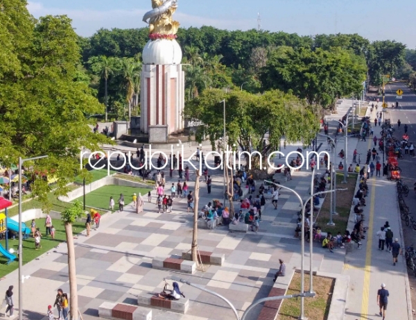 REVITALISASI - Setelah selesai merevitalisasi Alun-Alun Sidoarjo di sisi Timur, DLHK Pemkab Sidoarjo bakal segera melanjutkan revitalisasi seluruh sisi Alun-Alun Sidoarjo yang rencananya akan dikerjakan pertengahan Tahun 2024 ini, Jumat (02/02/2024).