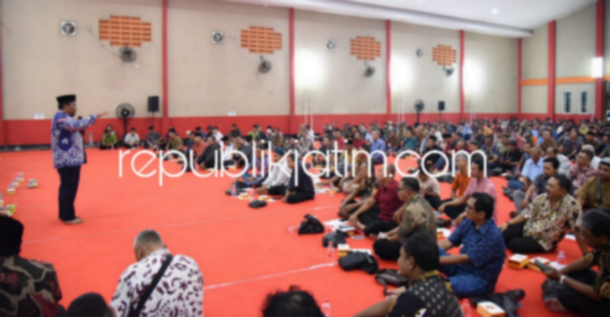 SOSIALISASI - Asisten Administrasi Pemerintahan dan Kesra, M Ainur Rahman dan Tenaga Ahli M Badrus Zaman saat sosialiasi Lomba RT di Gedung Serbaguna Desa Bungurasih, Kecamatan Waru, Sidoarjo, Kamis (01/02/0/2024) malam.