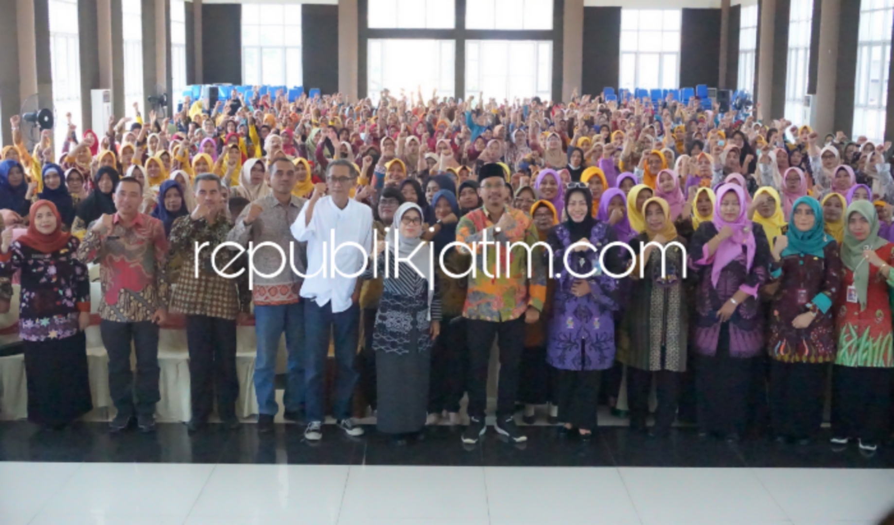 SOSIALISASI - Bupati Sidoarjo Ahmad Muhdlor Ali dan 400 kader kesehatan dari Kecamatan Krian, Balongbendo dan Kecamatan Tarik sosialisasi penurunan AKI, AKB dan stunting di wilayah Sidoarjo barat di Gedung Lokhapala, Krian, Sidoarjo, Jumat (02/02/2024).