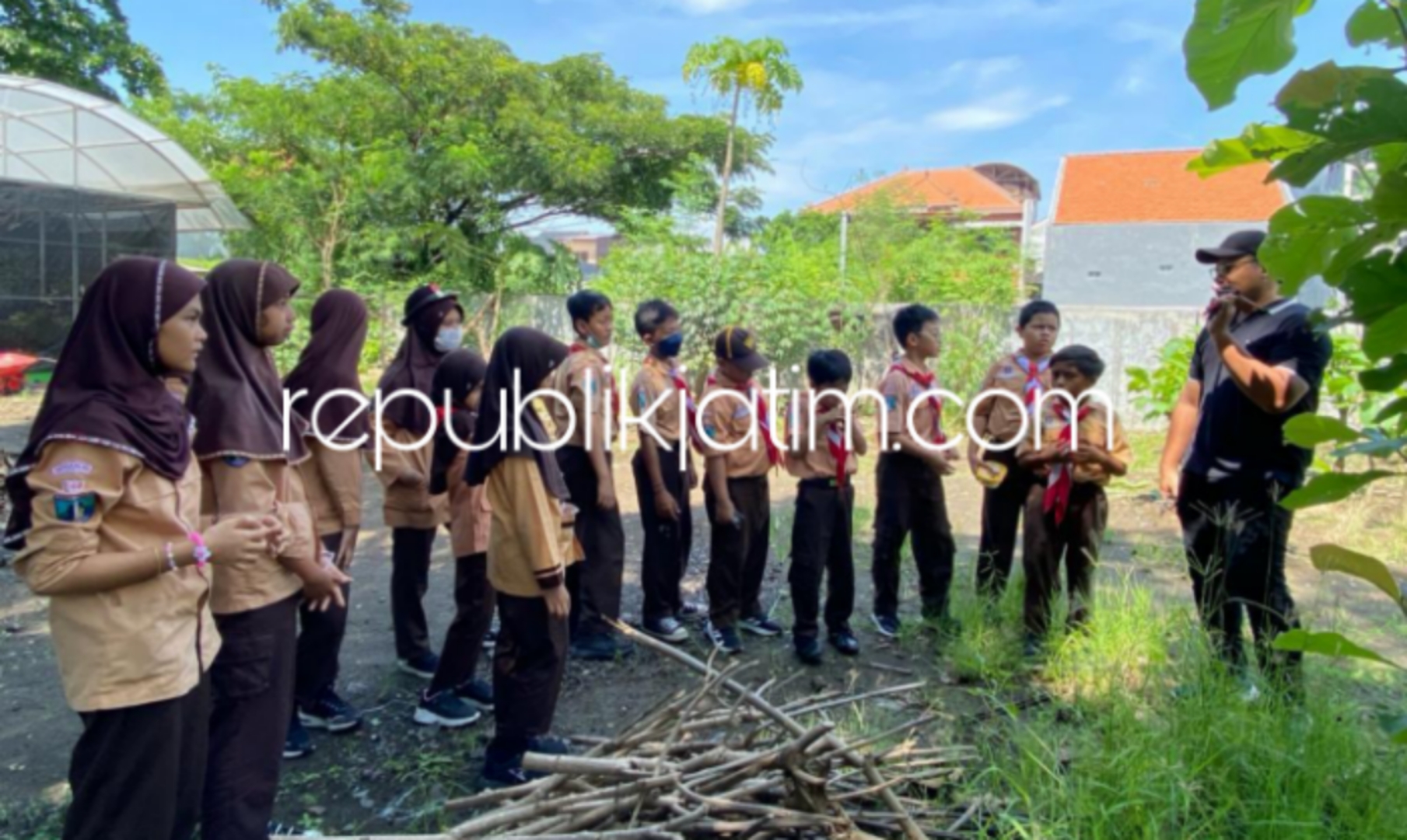PELATIHAN - Kader Adiwiyata kelompok kerja Pembibitan, Penanaman dan Pemeliharaan Tanaman SD Al Muslim pelatihan bersama UPT Perbenihan Tanaman Hutan Dinas Kehutanan Provinsi Jatim di JL Stadion Nomor 1, Kemiri, Kecamatan Sidoarjo, Jumat (02/02/2024).