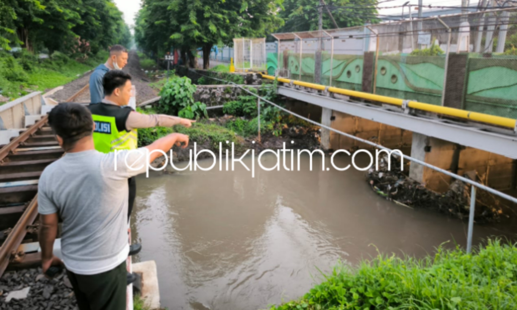 TKP - Petugas Lantas, Polresta Sidoarjo menunjukkan lokasi terjatuhnya pengendara motor Honda Beat di Sungai Banjarkemantren, Kecamatan Buduran hingga menyebabkan seorang pengendaranya tewas setelah dirawat di RSUD Sidoarjo, Minggu (04/02/2024) pagi.