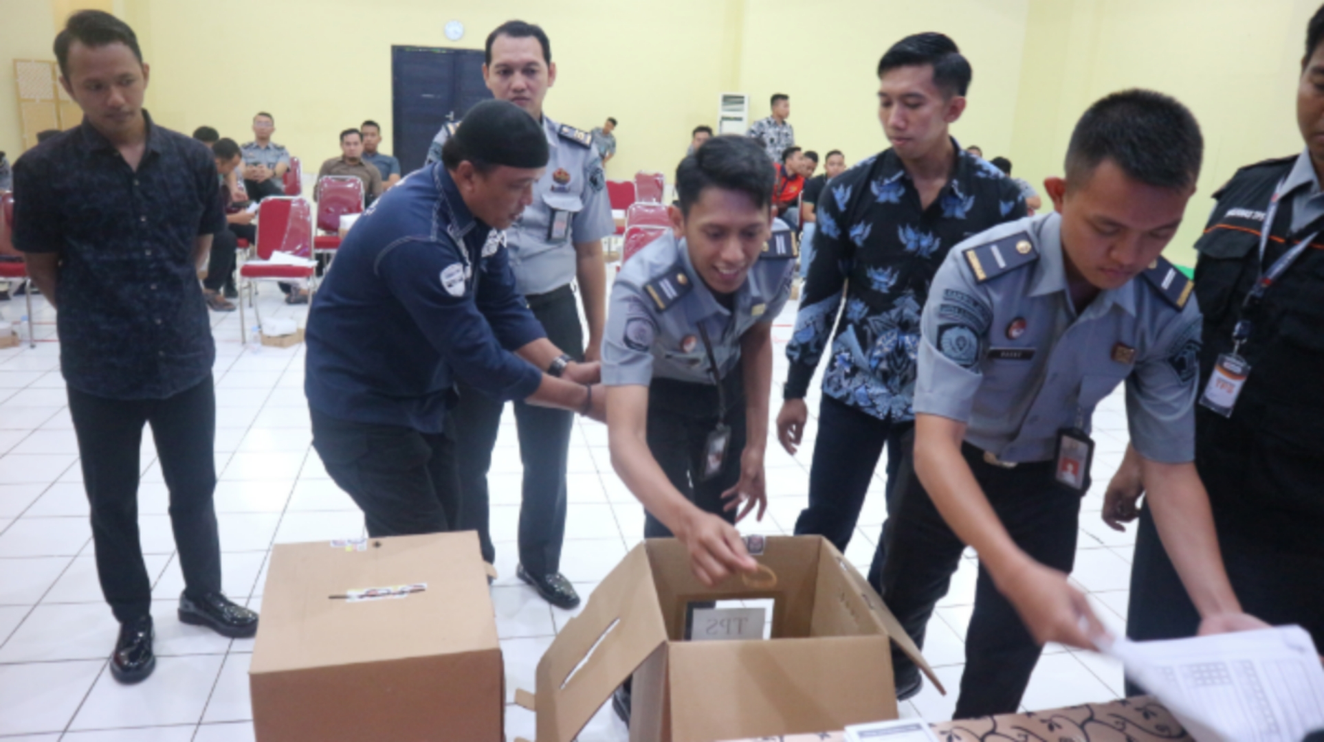 SIMULASI - Lapas I Surabaya di Desa Kebonagung, Kecamatan Porong, Sidoarjo yang menjadi salah satu barometer pelaksanaan Pemilu karena memiliki TPS khusus yang relatif banyak tingkat kerawanan relatif tinggi menggelar simulasi, Selasa (06/02/2024). 
