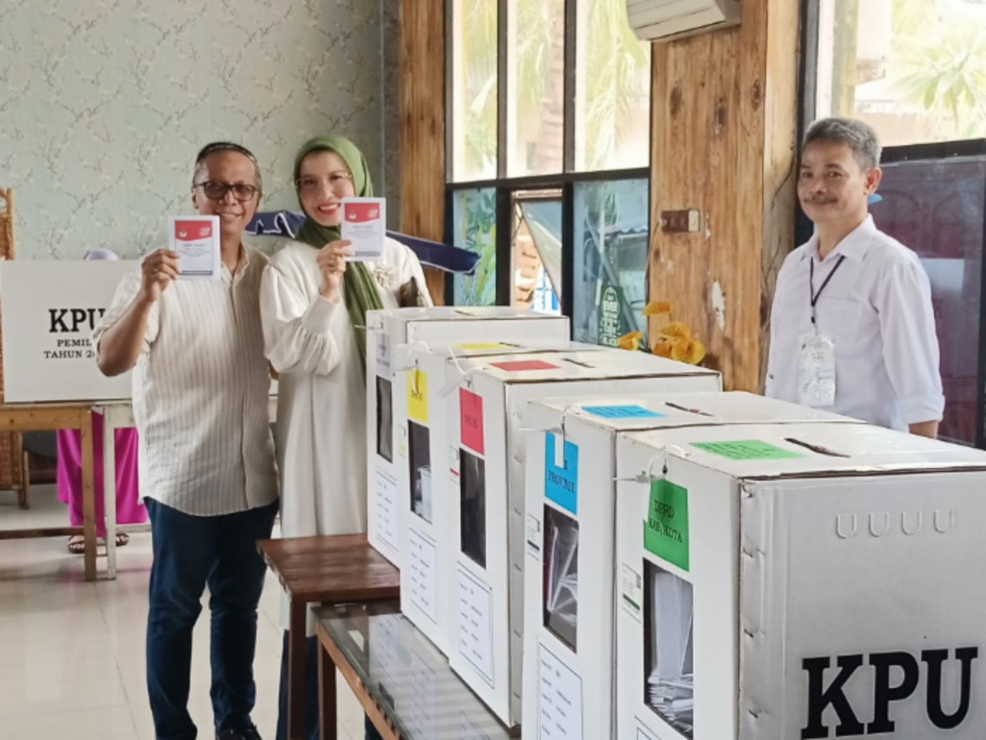 NYOBLOS - Caleg Partai Kebangkitan Bangsa (PKB) DPR RI, Arzeti Bilbina bersama suaminya, Aditya Setiawan menggunakan hak pilihnya di TPS 09 Perumahan Istana Mentari, Kelurahan Cemengkalang, Kecamatan/Kabupaten Sidoarjo, Rabu (14/02/2024). 