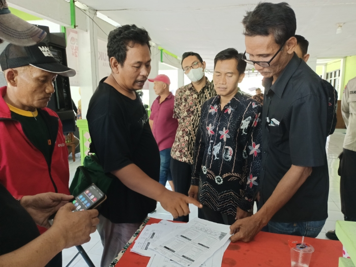 Protes - Sejumlah petugas PPK Krembung, Sidoarjo mengecek ulang perhitungan suara Caleg PDI Perjuangan Dapil III lantaran adanya dugaan kesalahan input data usai diprotes Caleg PDI Perjuangan Didik Prasetio, Rabu (21/02/2024).
