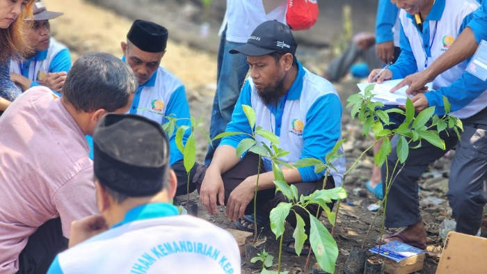 PELATIHAN - Lapas Kelas I Surabaya di Desa Kebonagung, Kecamatan Porong, Sidoarjo membekali warga binaannya dengan pelatihan budidaya Alpukat Aligator (Jumbo) bekerjasama dengan CV Jasa Indah Mandiri di lahan kosong Lapas setempat, Rabu (21/02/2024).