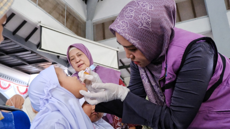 IMUNISASI - Ketua Tim Penggerak Pemberdayaan dan Kesejahteraan Keluarga (TP PKK) Kabupaten Sidoarjo Ny Sa’adah Ahmad Muhdlor memberi imunisasi di acara Sub PIN Polio Putaran Kedua di Balai Desa Wedoro Klurak, Kecamatan Candi, Sidoarjo, Jumat (23/02/2024).