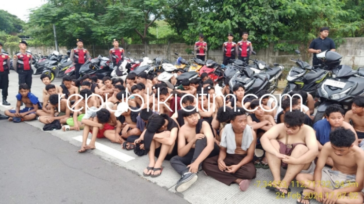 AMANKAN - Petugas Satuan Lantas Polresta Sidoarjo mengamankan ratusan pelajar SMP dan SMA beserta motornya saat hendak balapan liar di Lingkar Masjid Al Akbar Surabaya (MAS) Waru Sidoarjo, Sabtu (24/2/2024) sore. 