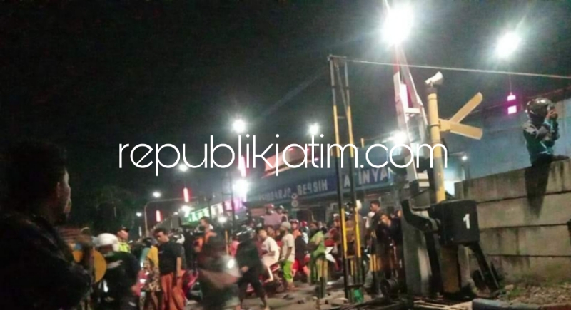 EVAKUASI - Petugas mengevakuasi jenazah, Ratnadewi Damayanti (56) warga Pakualam Kecamatan Serpong Utara, Tangerang Selatan, Banten yang tewas tertabrak KA di perlintasan Kedungrejo, Kecamatan Waru, Sidoarjo, Minggu (25/02/2024) malam.