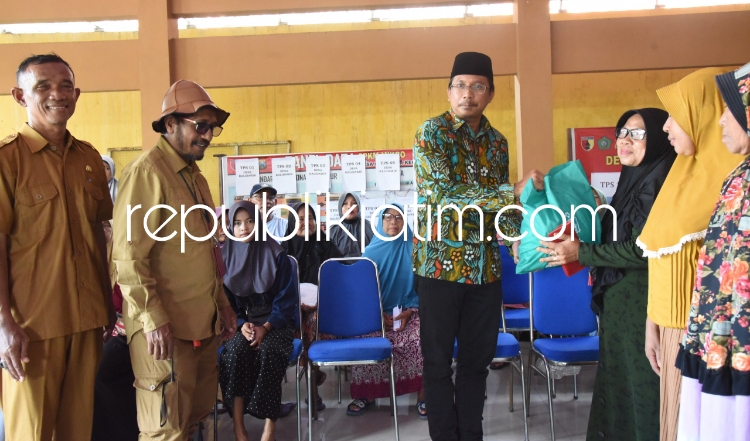 BANTUAN - Bupati Sidoarjo Ahmad Muhdlor Ali menyerahkan secara simbolis bantuan untuk korban banjir di lima desa di Kecamatan Tanggulangin, Senin (26/02/2024). 