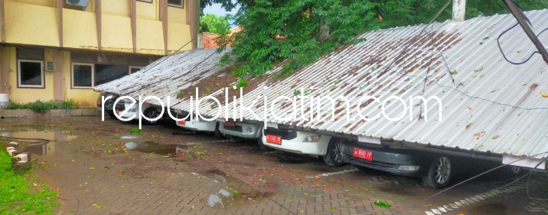 TERTIMPA - Sebanyak 7 mobil pejabat Pemkab Sidoarjo dan puluhan motor PNS Pemkab Sidoarjo yang diparkir di halaman kantor Bupati Sidoarjo tertimpa atap kanopi usai hujan deras disertai es batu dan angin kencang, Senin (26/02/2024). 