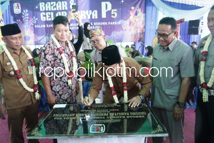 RESMIKAN - Wabup Sidoarjo Subandi meresmikan Gedung Sarana Prasarana (Sarpras) SMA Antartika Sidoarjo untuk mendukung pengembangan jiwa entrepreneur para pelajarnya, Senin (26/02/2024).