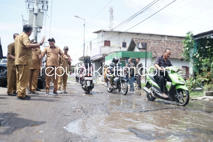 SIDAK - Wakil Bupati Sidoarjo, Subandi menggelar Inspeksi Mendadak (Sidak) jalan rusak di Dusun Agal - Agil, Desa Durungbanjar, Kecamatan Candi, Sidoarjo, Senin (26/02/2024).