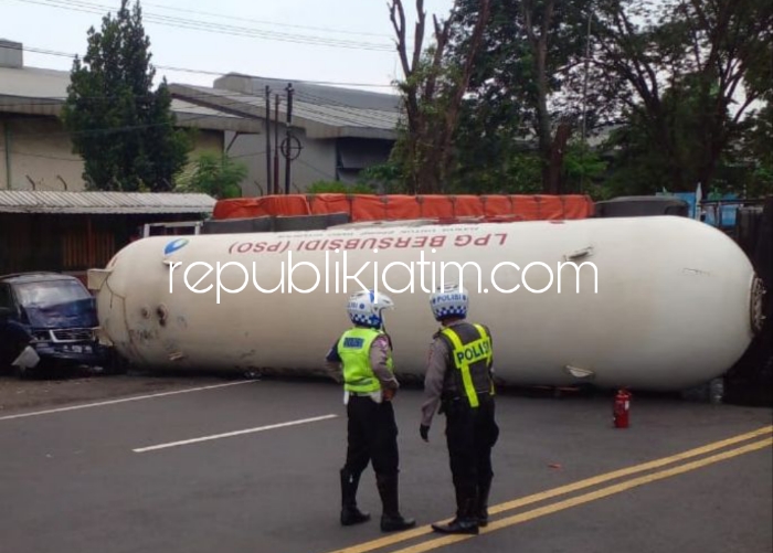 TKP - Petugas Unit Gakkum, Satuan Lantas, Polresta Sidoarjo menggelar olah TKP tergulingnya truk tangki yang menimpa sebuah mobil dan sebuah motor di JL Raya Surabaya - Mojokerto, Desa Mliriprowo, Kecamatan Tarik, Sidoarjo, Selasa (27/02/2024).