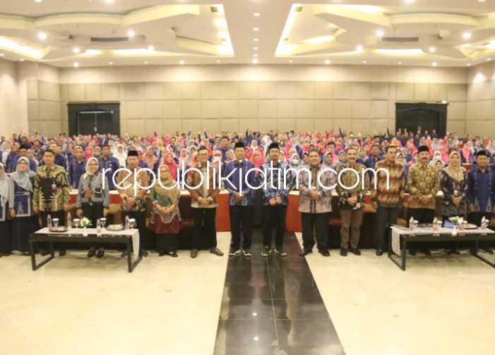 RAPAT - Bupati Sidoarjo, Ahmad Muhdlor Ali mengajak anggota KPRI Lumbung Guru Bestari, Kecamatan Taman agar pinjaman yang diperoleh tidak digunakan untuk kepentingan yang bersifat konsumtif saat RAT, Selasa (27/02/2024). 