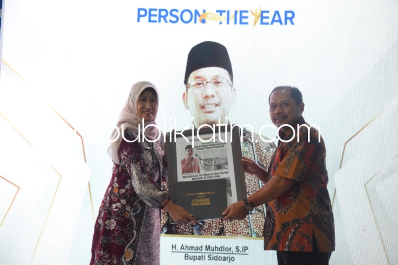 RAIH PENGHARGAAN - Bupati Sidoarjo, Ahmad Muhdlor Ali dinobatkan sebagai Person of The Year 2023 dari Radar Surabaya dengan pengadaan diterima Kepala Dinas Kominfo Pemkab Sidoarjo, Noer Rocmawati, Selasa (27/02/2024).