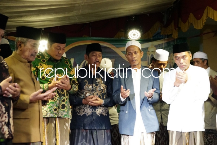 HAUL - Wakil Bupati (Wabup) Sidoarjo, Subandi menghadiri Haul ke 6 KH Sholeh Qosim di Pondok Ngelom, Kelurahan Sepanjang, Kecamatan Taman, Sidoarjo, Selasa (27/02/2024) malam.