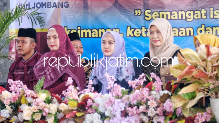 PENGAJIAN - Ketua TP PKK Kabupaten Sidoarjo,Ny Sa'adah Ahmad Muhdlor mengajak jamaah pengajian Roudlotul Jannah Desa Keper, Kecamatan Krembung, Sidoarjo ikut berperan aktif dalam Lomba RT, Rabu (27/02/2024).