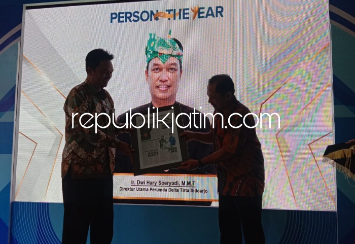 PENGHARGAAN - Salah satu media ternama di Surabaya, Radar Surabaya menobatkan Direktur Utama Perumda Delta Tirta Sidoarjo, Dwi Hary Soeryadi sebagai Person of The Year Tahun 2023 kemarin.