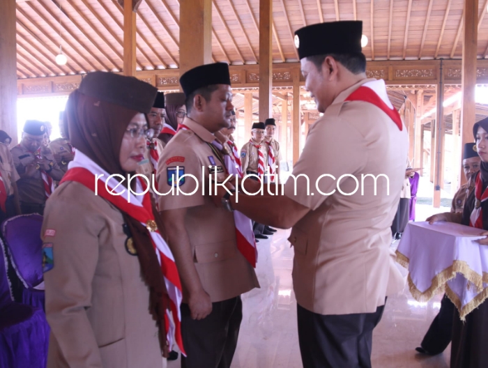 LANTIK - Ketua Kwartir Cabang Sidoarjo, Subandi melantik Majelis Pembimbing dan Pengurus Kwarran Krian masa Bhakti 2024 - 2027 digelar di Pendopo Giri Kedaton Pesantren Modern Al Amanah Junwangi, Kecamatan Krian, Jum’at (01/03/2024).
