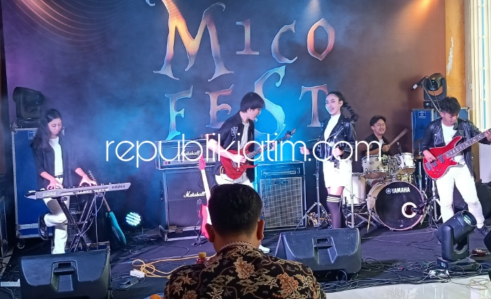MICOFEST - Sejumlah grup band diantaranya HTR dan 9Squad saat membawakan lagu andalannya dihadapan para dewan juri di SMA Muhammadiyah 1 Taman (Smamita) Sidoarjo saat gelaran Micofest (kompetisi musik) yang digelar PR IPM Smamita, Sabtu (02/03/2024).