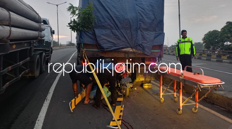 EVAKUASI - Petugas mengevakuasi korban kecelakaan pengendara motor Ponidi (64) warga Sawahan, Desa Payaman, Kecamatan Plemahan, Kabupaten Kediri yang menabrak truk as patah di Flyover Trosobo, Kecamatan Taman, Sidoarjo, Sabtu (02/03/2024).