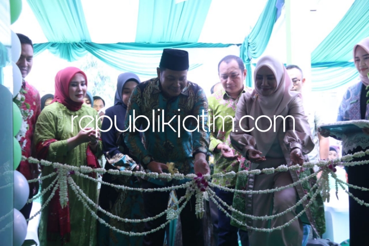 RESMIKAN - Wabup Sidoarjo, Subandi meresmikan Klinik Kecantikan Puspita yang terletak di Perum Pondok Jati, Sidoarjo, Sabtu (02/03/2024). 