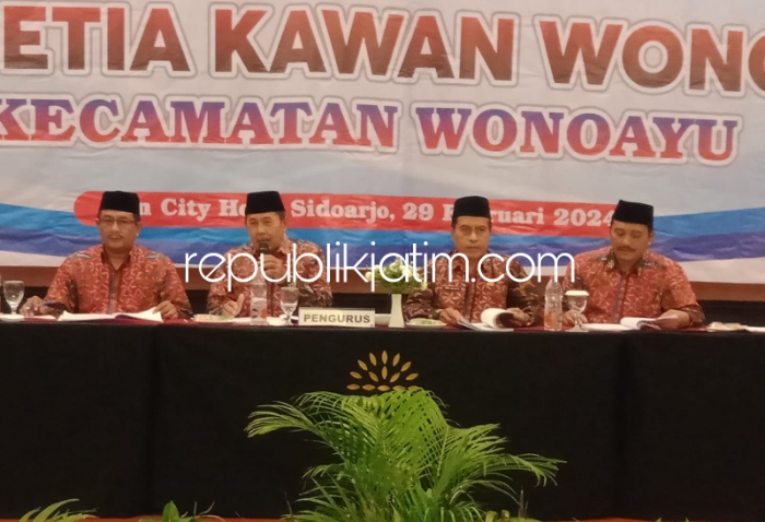 RAT - Ketua Koperasi Konsumen KPRI Setia Kawan Wonoayu, Drs Muhadjir (dua dari kiri) saat memimpin RAT Tahun Buku 2023 di Sun City Hotel Sidoarjo kemarin.