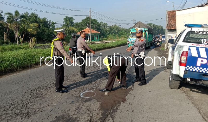 OLAH TKP - Sejumlah petugas Unit Gakkum, Satuan Lantas, Polresta Sidoarjo menggelar olah TKP kecelakaan motor tertabrak mobil Nissan Grand Livina di JL Raya Dungus tepat di depan Garasi Bus, Kecamatan Sukodono, Sidoarjo, Senin (04/03/2024).